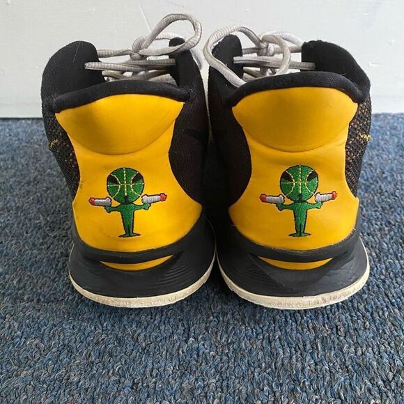 Nike Kyrie Irving Raygun men 9 mid top tie up basketball shoes - Picture 3 of 9